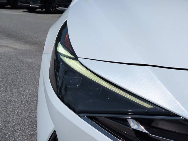 Used 2022 Hyundai Elantra Limited w/ Preferred Accessory Package FWD image 10