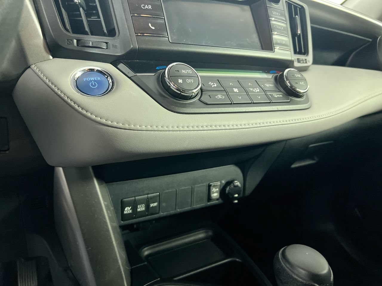 Used 2018 Toyota RAV4 LE w/ Carpet Mat Package AWD/4WD image 19