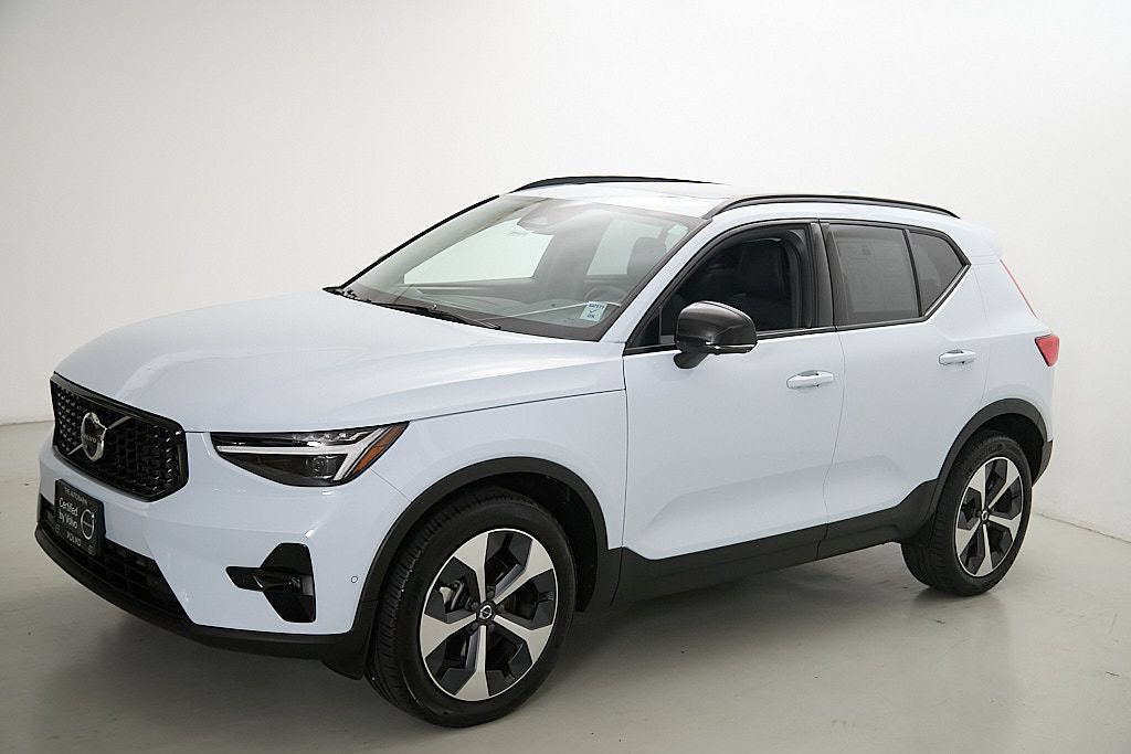 Certified 2026 Volvo XC40 B5 Plus AWD/4WD image 6