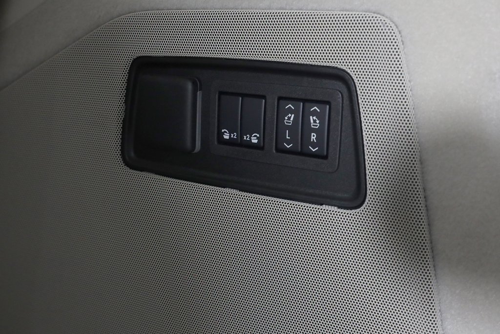 Used 2025 Cadillac Escalade Sport Platinum w/ LPO, ONYX Package image 8