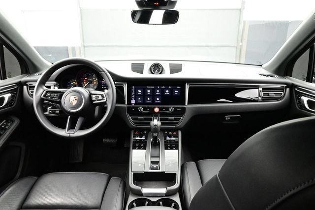 Certified 2025 Porsche Macan AWD/4WD image 18