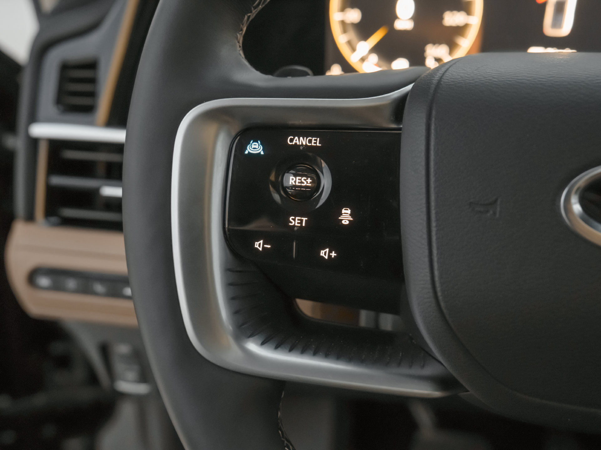 Used 2025 INFINITI QX80 Luxe RWD image 14