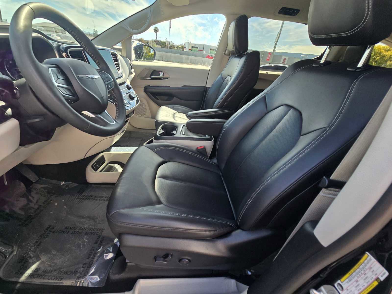 Used 2024 Chrysler Pacifica Touring-L image 23