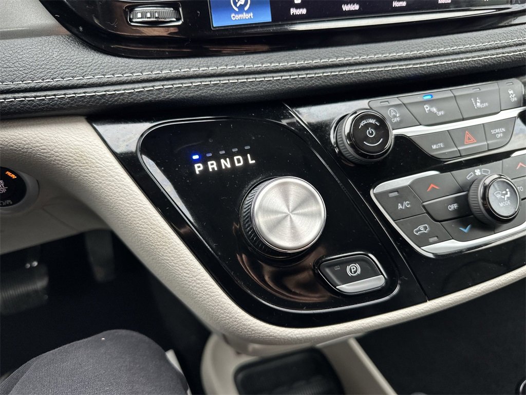 Used 2023 Chrysler Pacifica Touring-L image 19