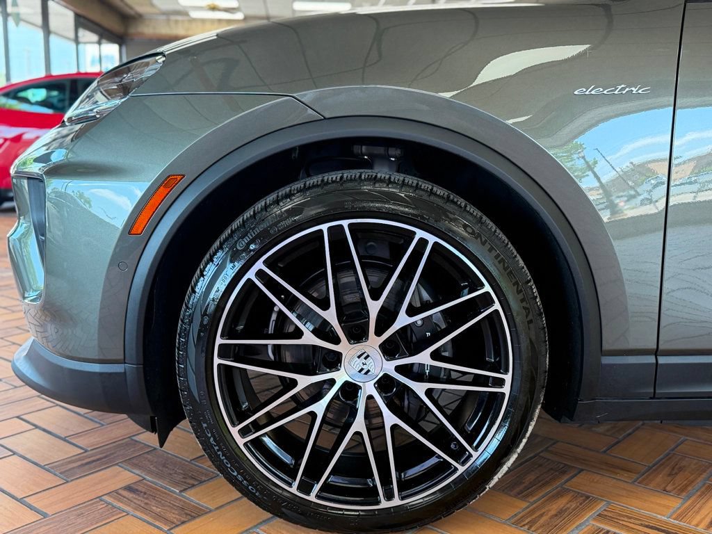 Used 2024 Porsche Macan 4 Electric AWD/4WD image 14
