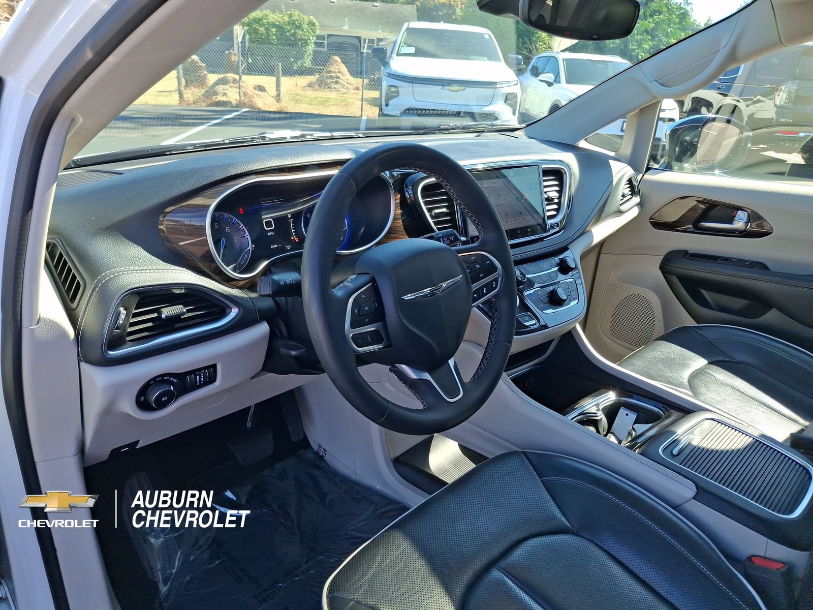 Used 2023 Chrysler Pacifica Limited FWD image 16