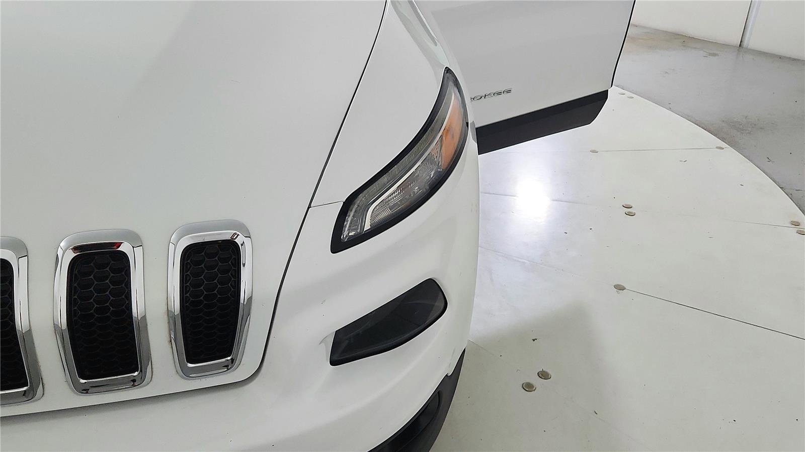 Used 2016 Jeep Cherokee Latitude w/ Comfort & Sound Group AWD/4WD image 30