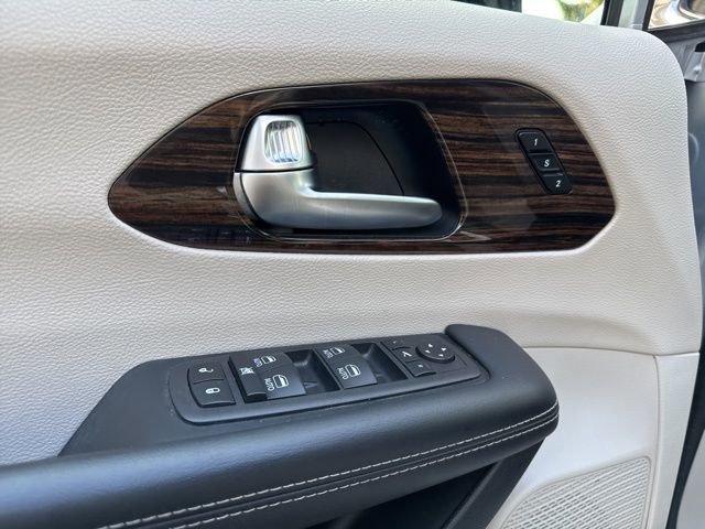 Used 2023 Chrysler Pacifica Limited image 31