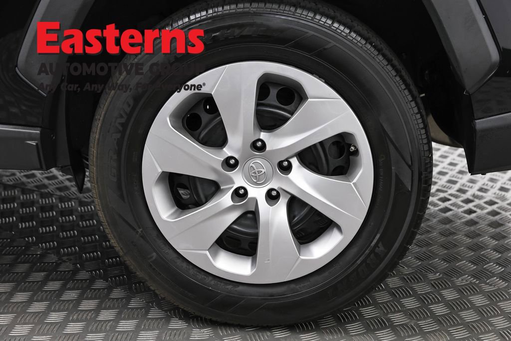 Used 2021 Toyota RAV4 LE image 32