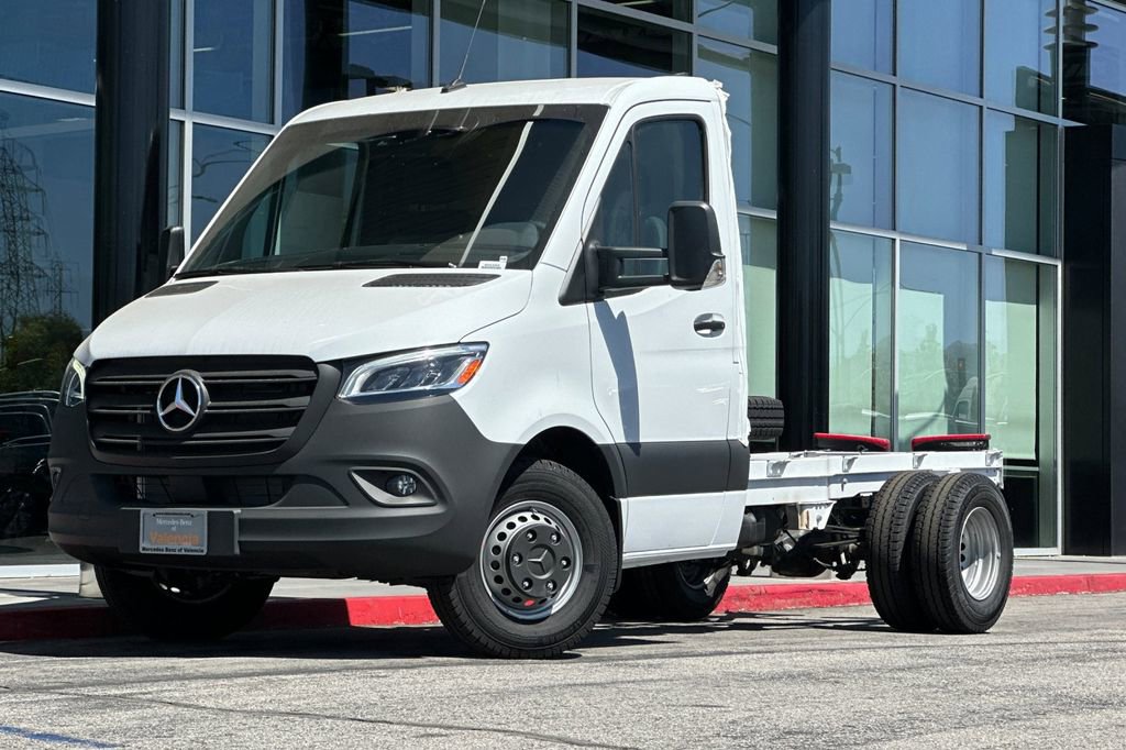 Used 2024 Mercedes-Benz Sprinter 4500 image 2