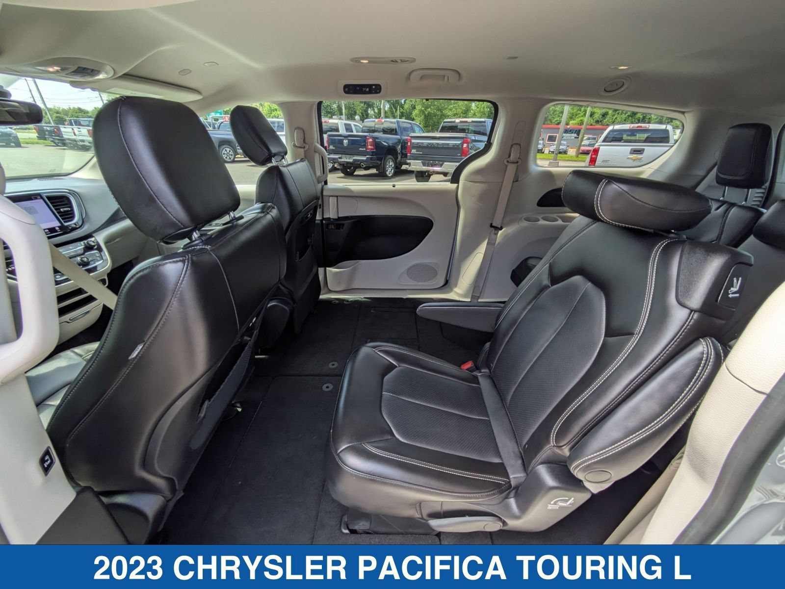Used 2023 Chrysler Pacifica Touring-L FWD image 30