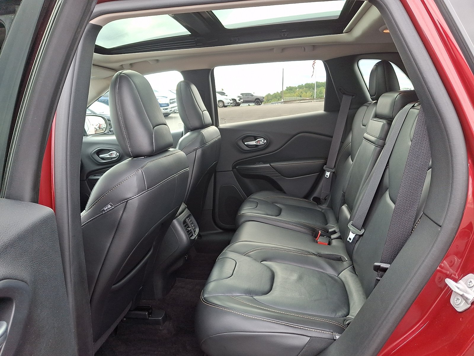 Used 2016 Jeep Cherokee Limited AWD/4WD image 10