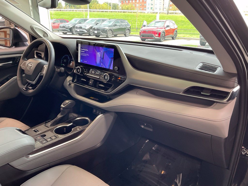 Used 2026 Toyota Highlander Platinum AWD/4WD image 18