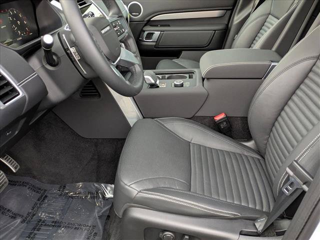 Certified 2025 Land Rover Discovery Dynamic SE AWD/4WD image 17