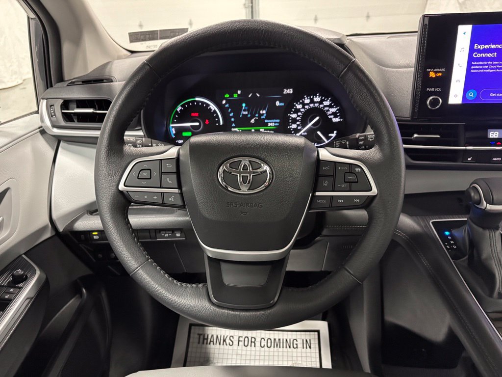 Used 2025 Toyota Sienna XLE AWD/4WD image 18