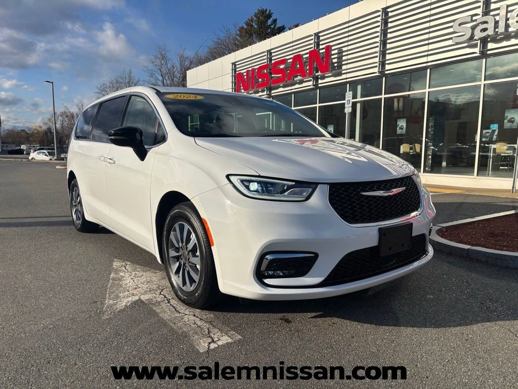 Used 2024 Chrysler Pacifica Select