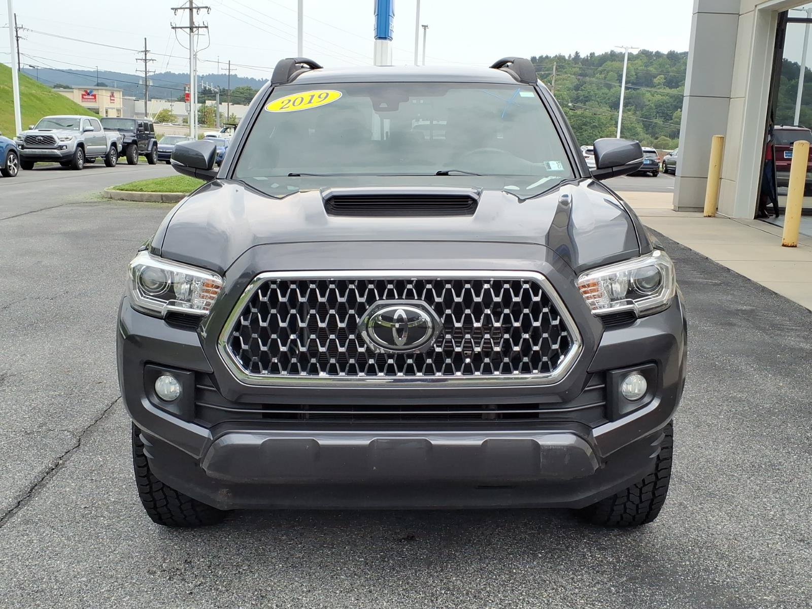 Used 2019 Toyota Tacoma TRD Sport AWD/4WD image 9