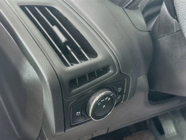 Used 2013 Ford Focus SE w/ SE Winter Pkg FWD image 12