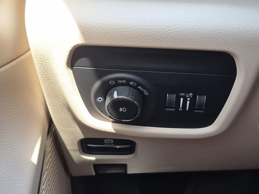 New 2026 Jeep Grand Cherokee Limited RWD image 18