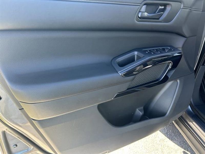 Used 2025 Nissan Pathfinder SV image 20