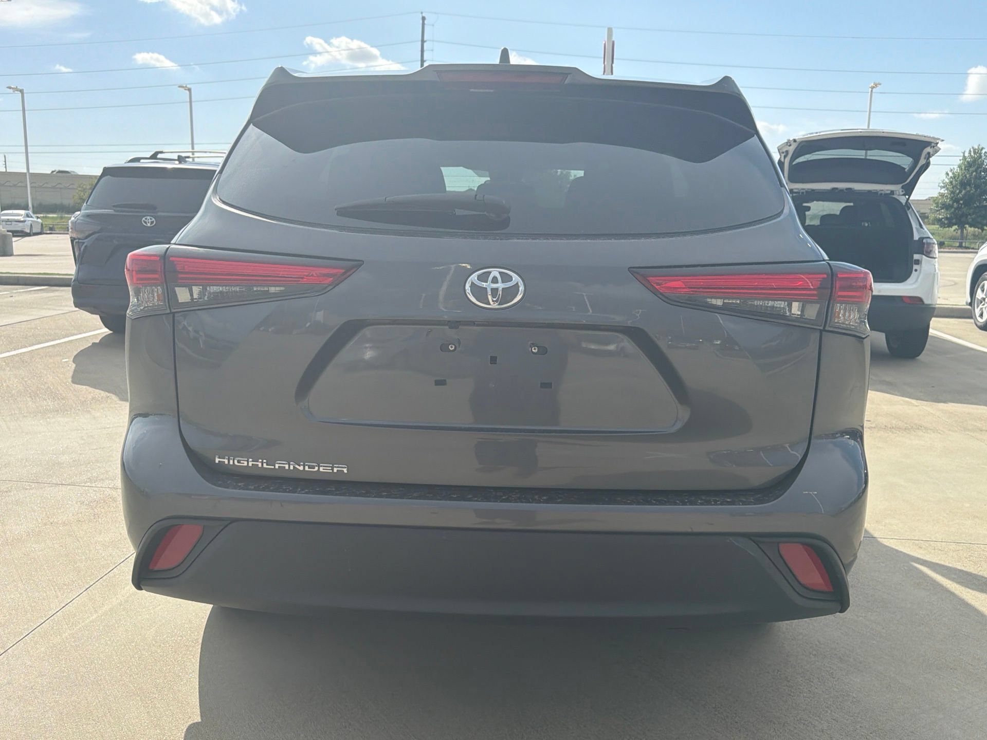 Used 2023 Toyota Highlander L FWD image 4