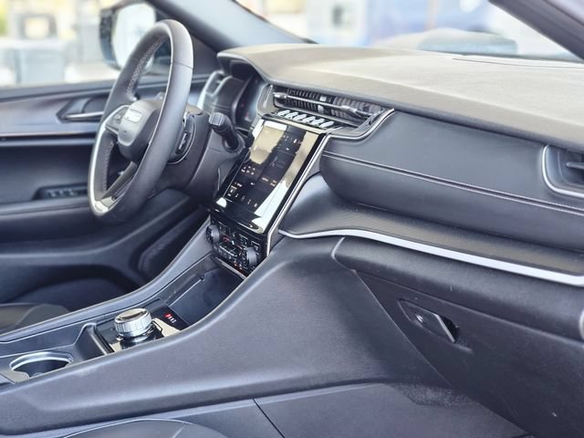 Used 2025 Jeep Grand Cherokee Altitude AWD/4WD image 13