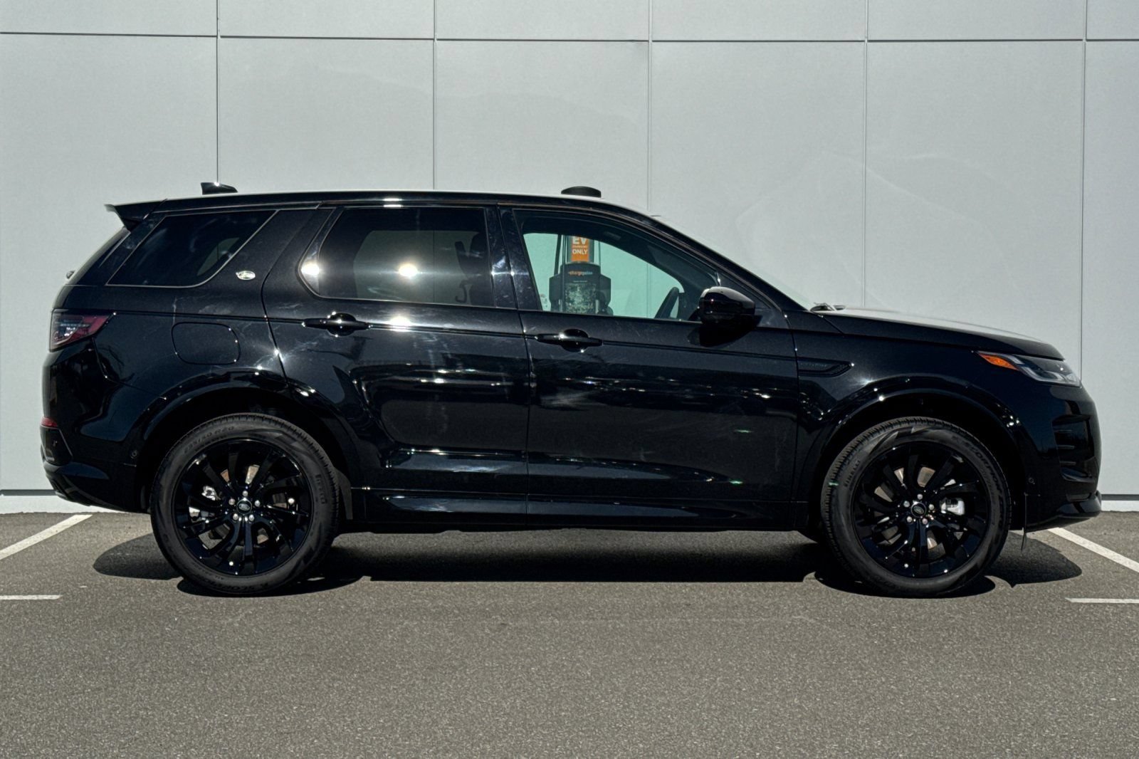 Certified 2025 Land Rover Discovery Sport Dynamic SE AWD/4WD image 6