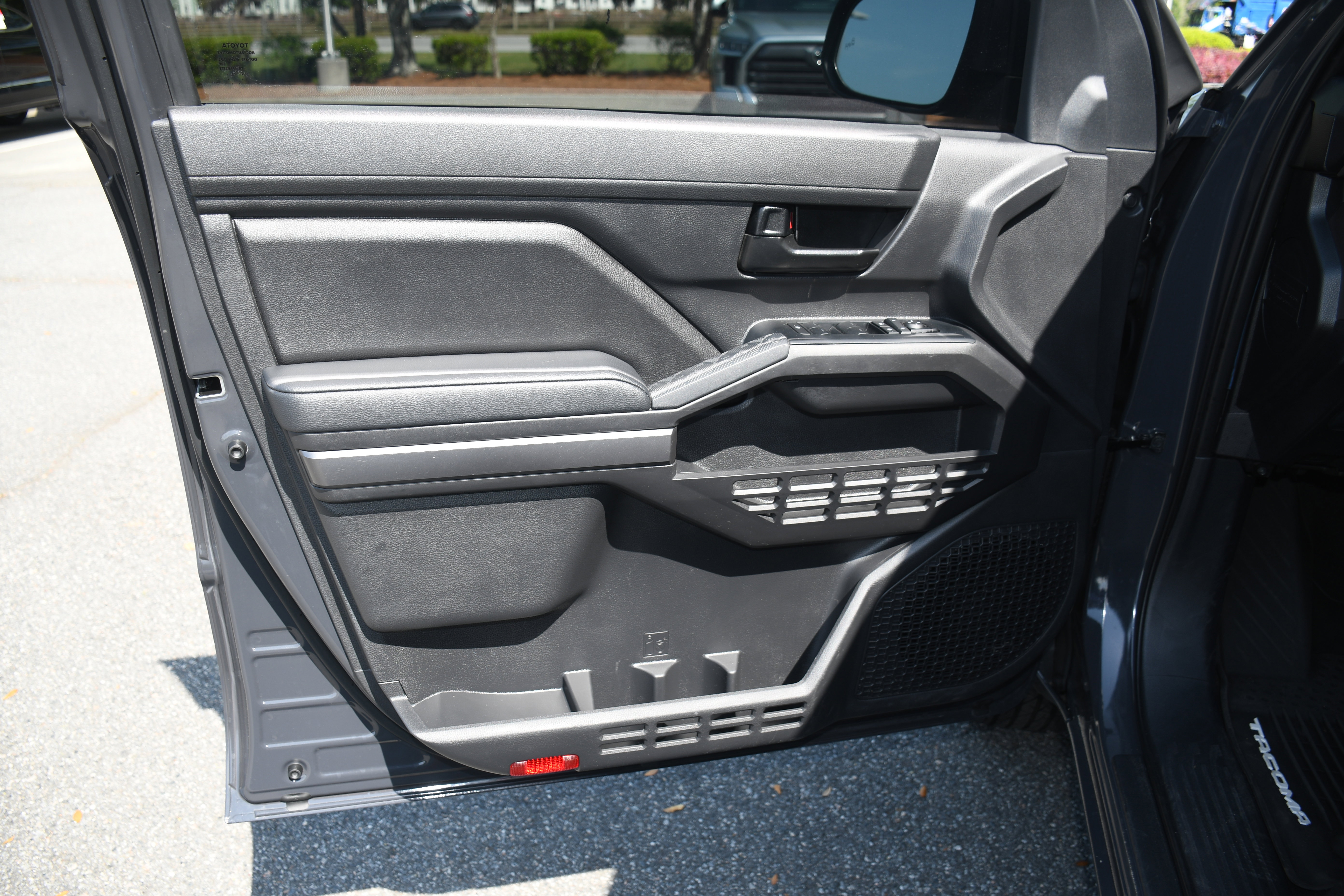 Used 2025 Toyota Tacoma SR5 AWD/4WD image 9