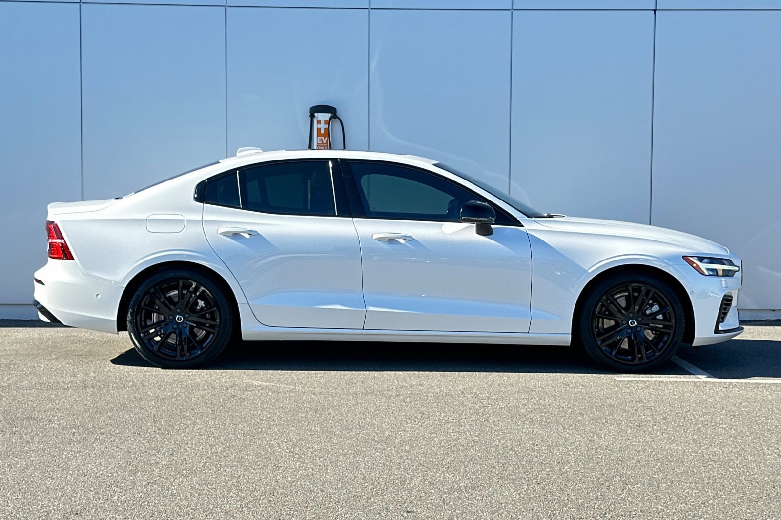 Used 2023 Volvo S60 T8 Plus w/ Climate Package image 6