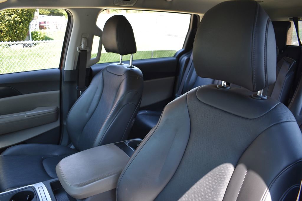Used 2025 Kia Carnival FWD image 9