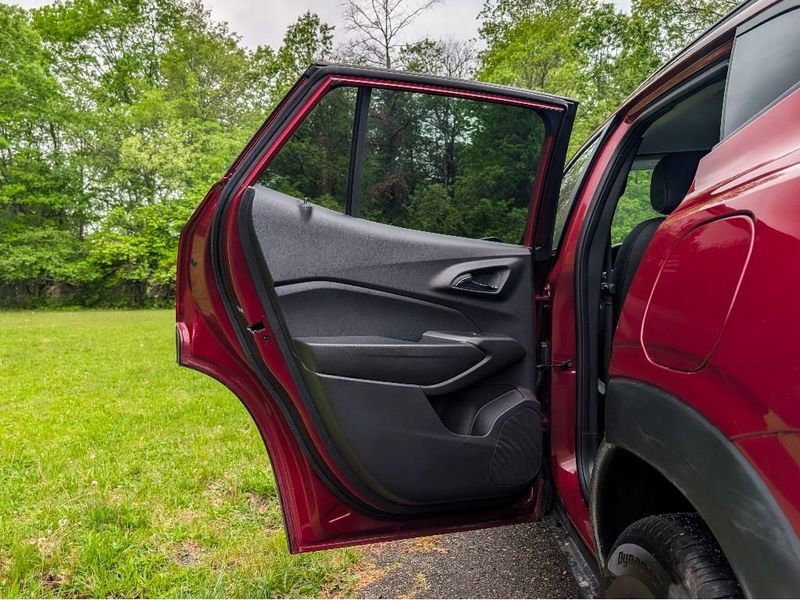 Used 2025 Chevrolet Trax LT w/ LT Convenience Package FWD image 21