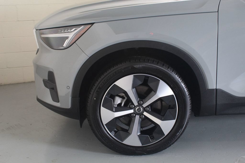 Used 2025 Volvo XC40 B5 Plus AWD/4WD image 13