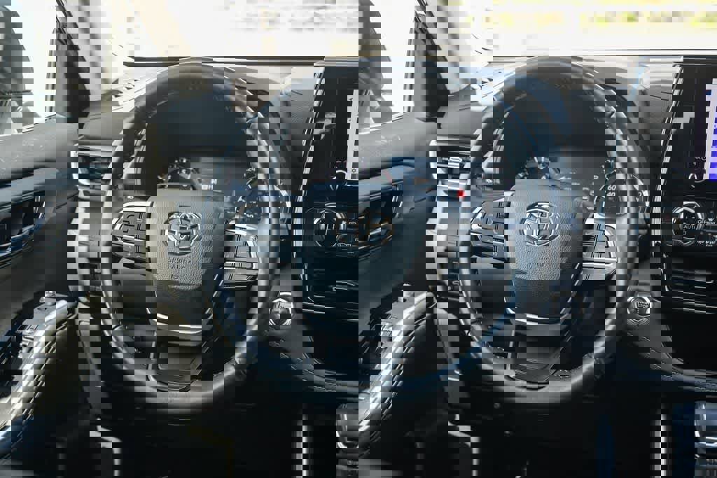 Used 2023 Toyota Highlander LE image 12