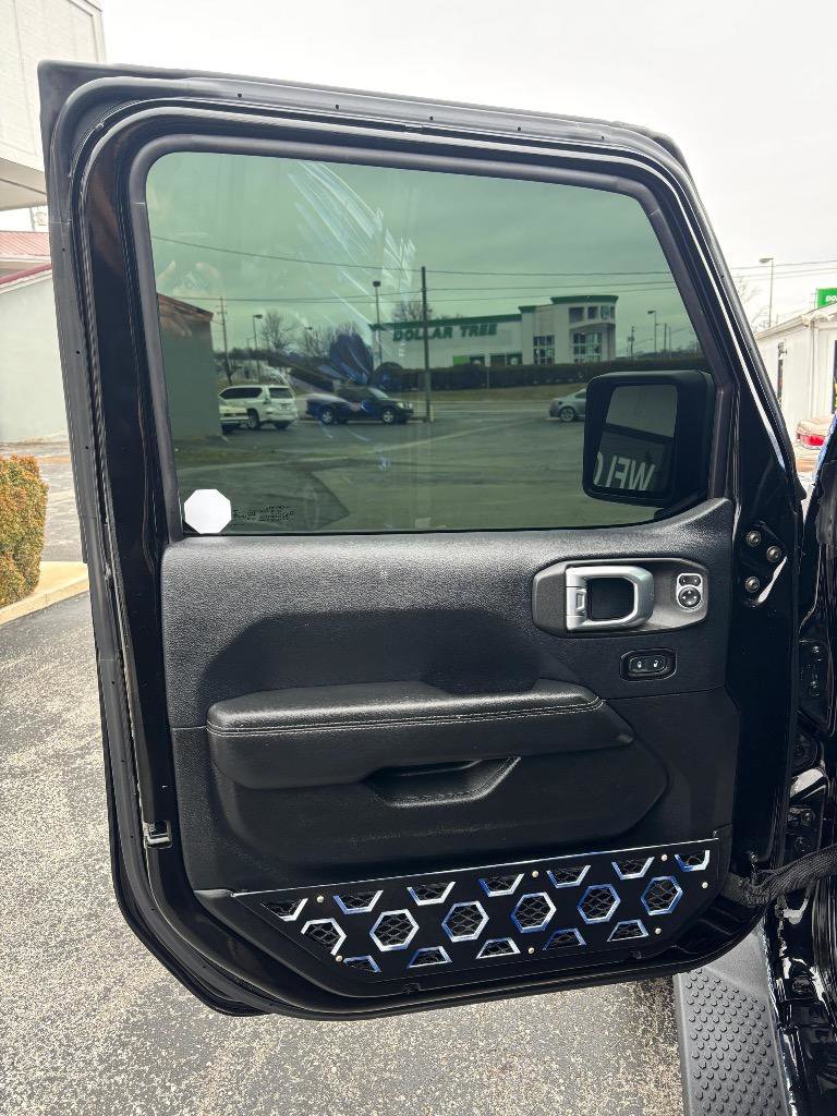 Used 2018 Jeep Wrangler Unlimited Sahara w/ Uconnect 4C Nav & Sound Group AWD/4WD image 11