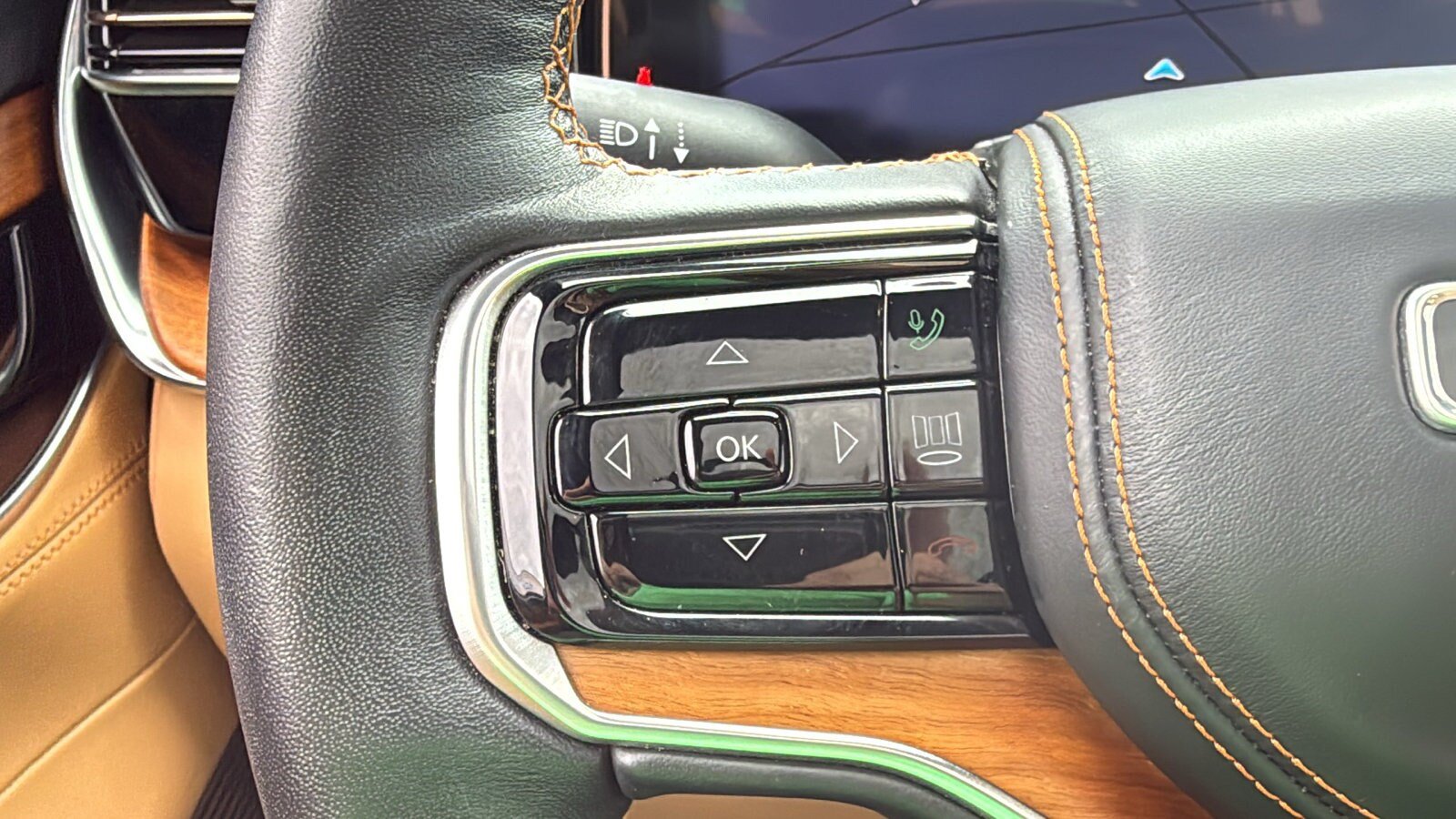 Used 2023 Jeep Grand Wagoneer L Series III w/ Rear Seat Video Group 1 AWD/4WD image 14