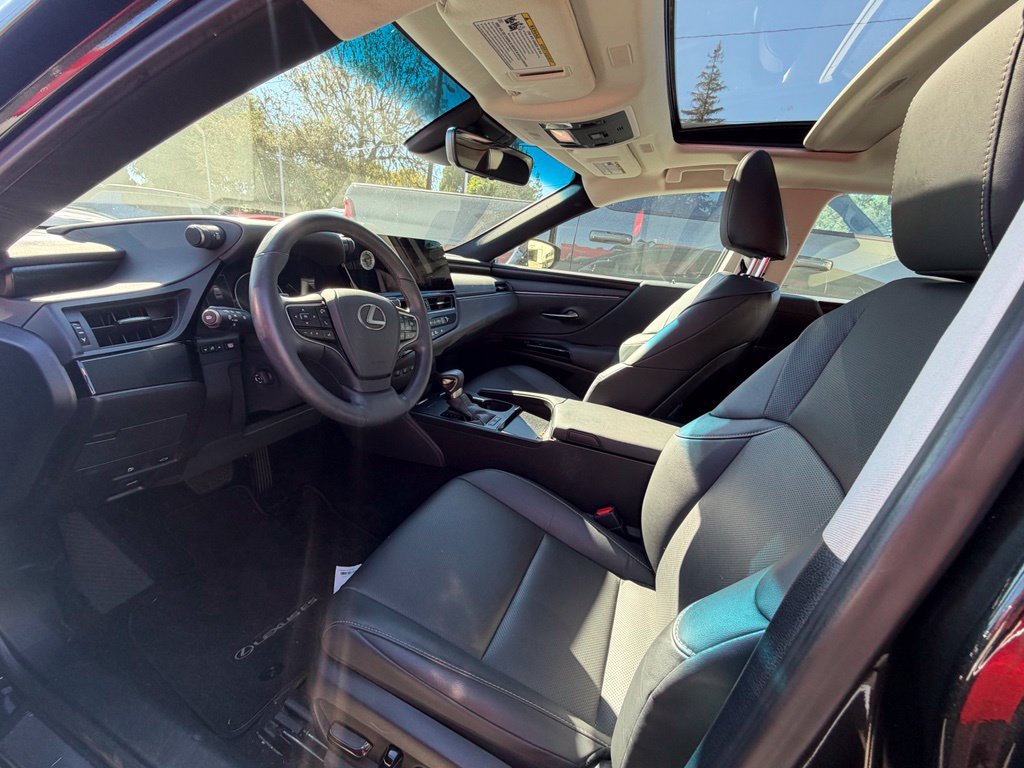 Used 2025 Lexus ES 300h w/ Premium Package FWD image 4