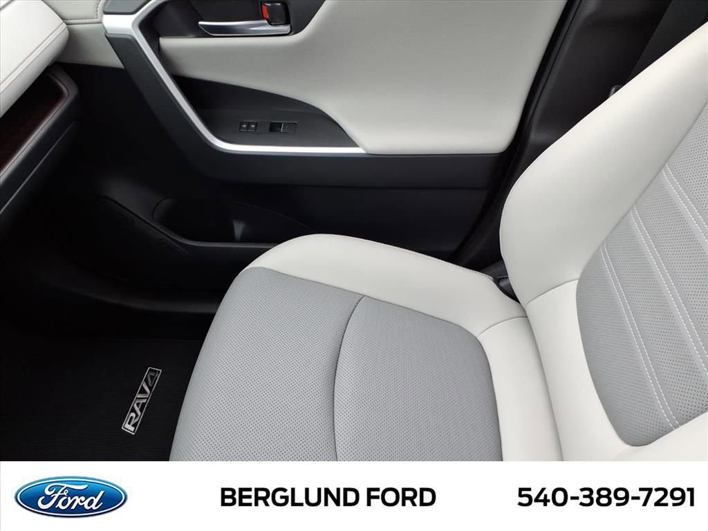 Used 2025 Toyota RAV4 Limited image 32