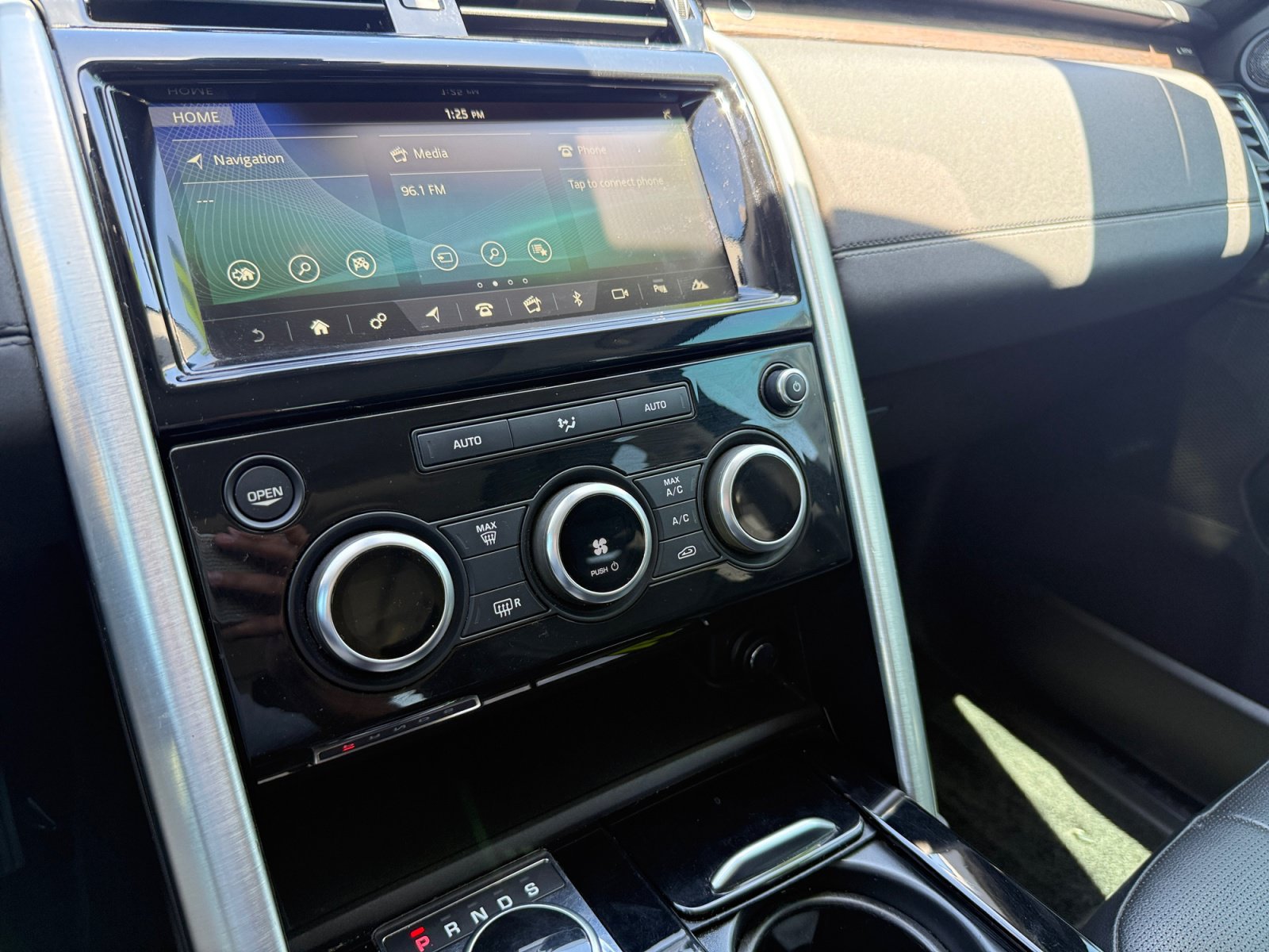 Used 2017 Land Rover Discovery HSE AWD/4WD image 12