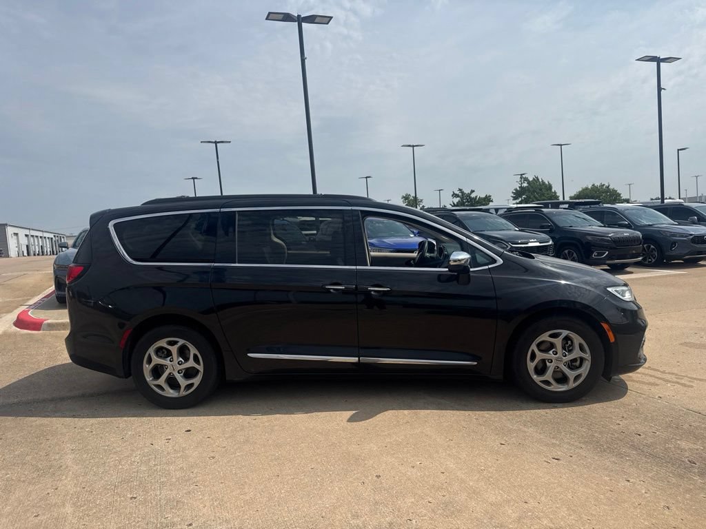 Used 2023 Chrysler Pacifica Limited FWD image 2