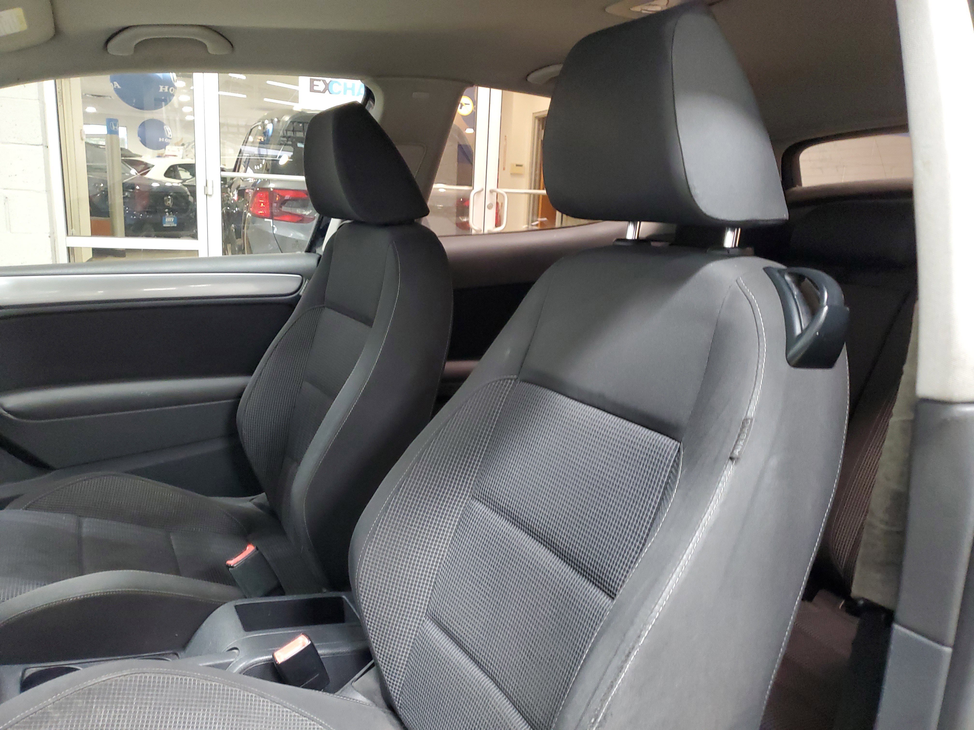 Used 2012 Volkswagen Golf 2-Door FWD image 15