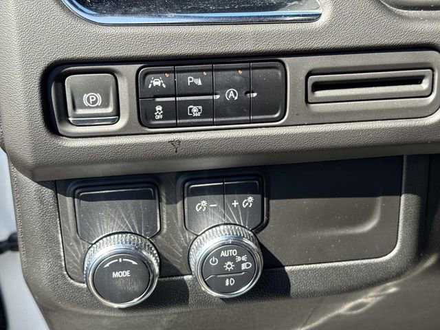 Used 2024 GMC Yukon XL SLT w/ SLT Luxury Package image 26