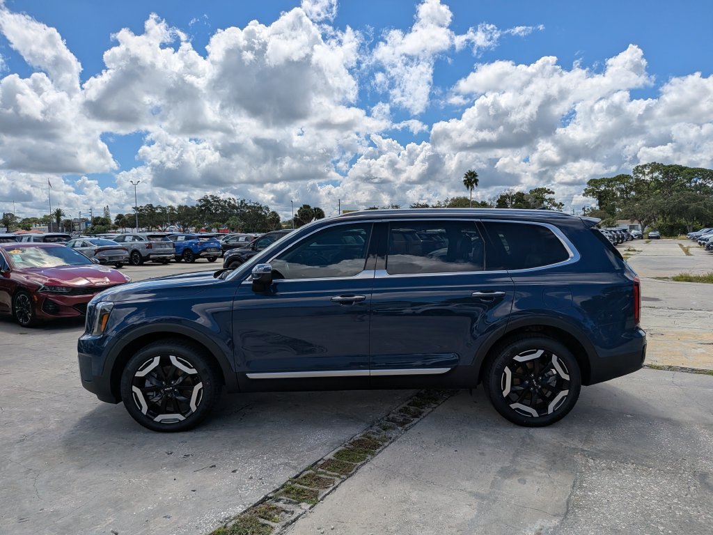 Certified 2024 Kia Telluride S w/ S Sunroof Package FWD image 5