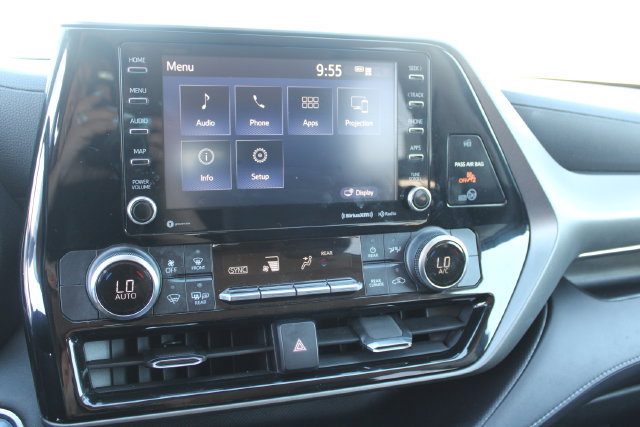 Used 2020 Toyota Highlander LE FWD image 25