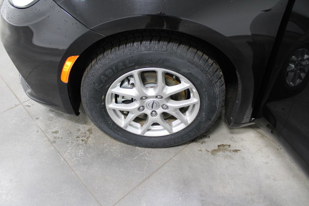 Used 2024 Chrysler Pacifica Touring-L image 55