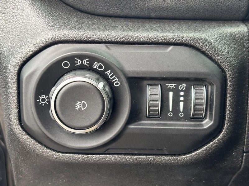 Used 2019 Jeep Wrangler Unlimited Sahara w/ Dual Top Group AWD/4WD image 18
