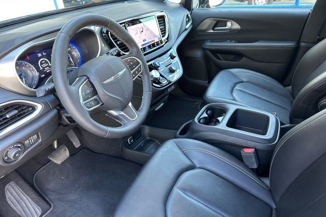 Used 2025 Chrysler Pacifica Select image 10