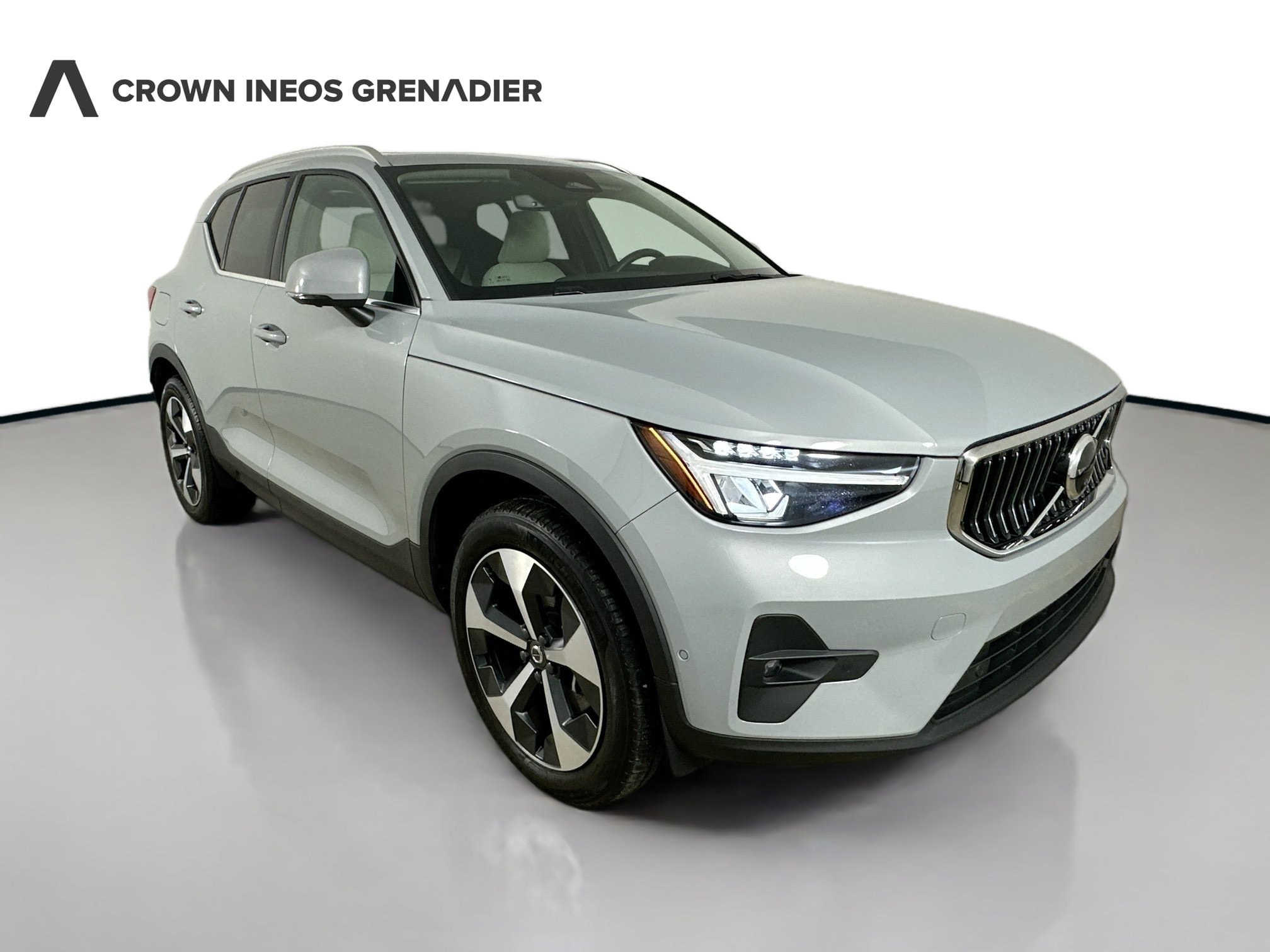 Used 2024 Volvo XC40 B5 Plus AWD/4WD image 3