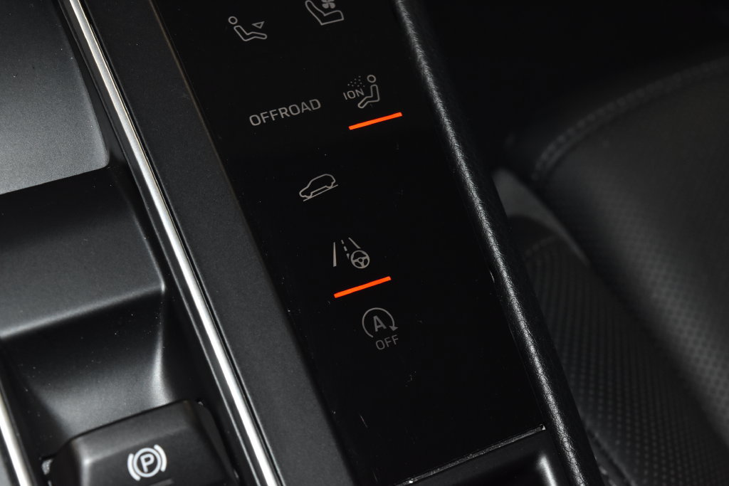 Certified 2026 Porsche Macan AWD/4WD image 17