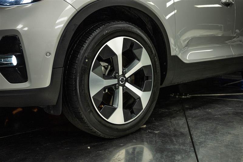 Used 2023 Volvo XC40 B4 Ultimate image 3