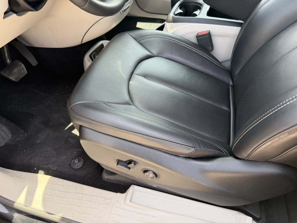 Used 2024 Chrysler Pacifica Touring-L FWD image 22